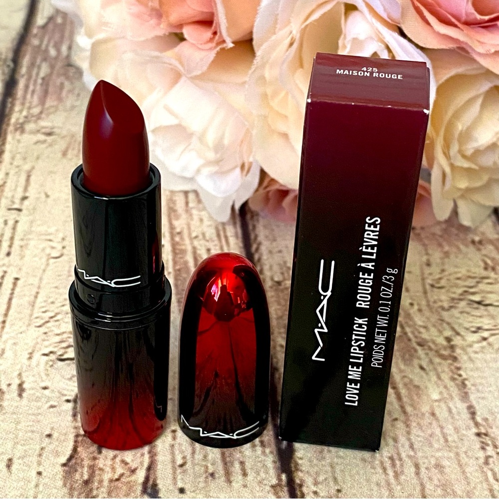 MAC - 425 MAISON ROUGE - LOVE ME LIPSTICK NEW!